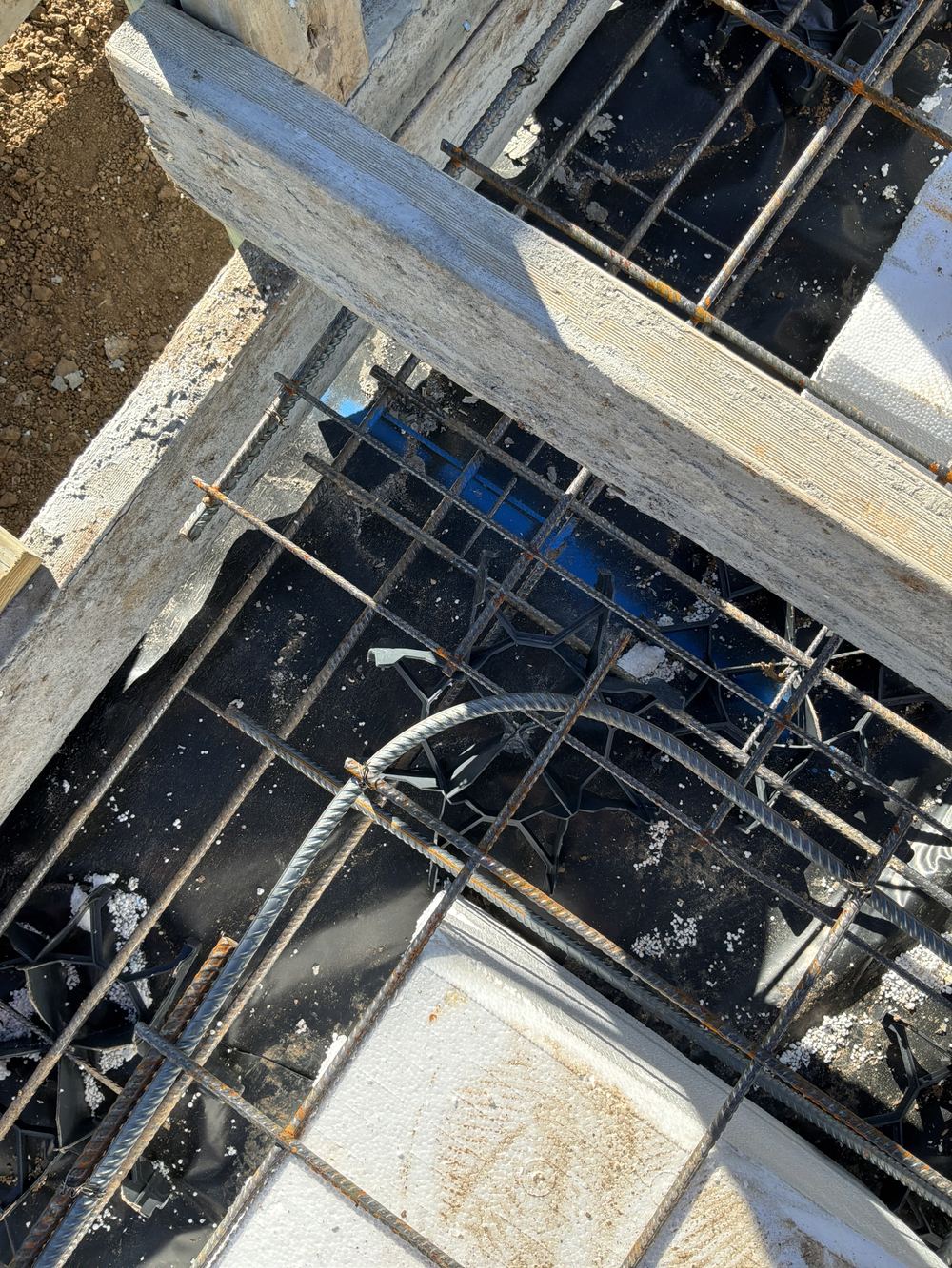 Mesh sheets lapped short of the minimum, weakening the slab across the join, found during a slab pre-pour inspection in Rouse Hill